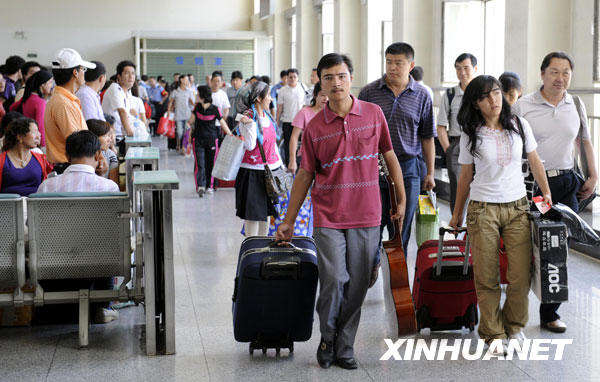 烏魯木齊努力恢復(fù)城市正常生產(chǎn)生活[組圖]