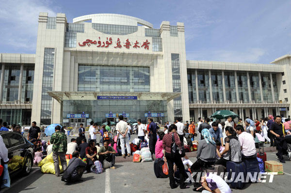 烏魯木齊努力恢復(fù)城市正常生產(chǎn)生活[組圖]