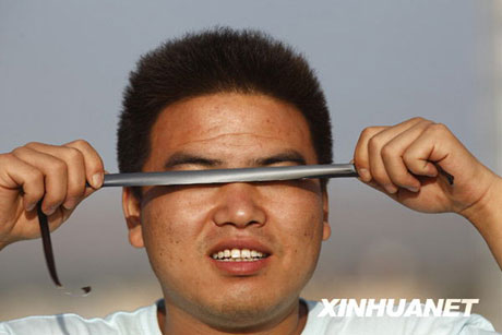 “十八般兵器”觀日食[組圖]