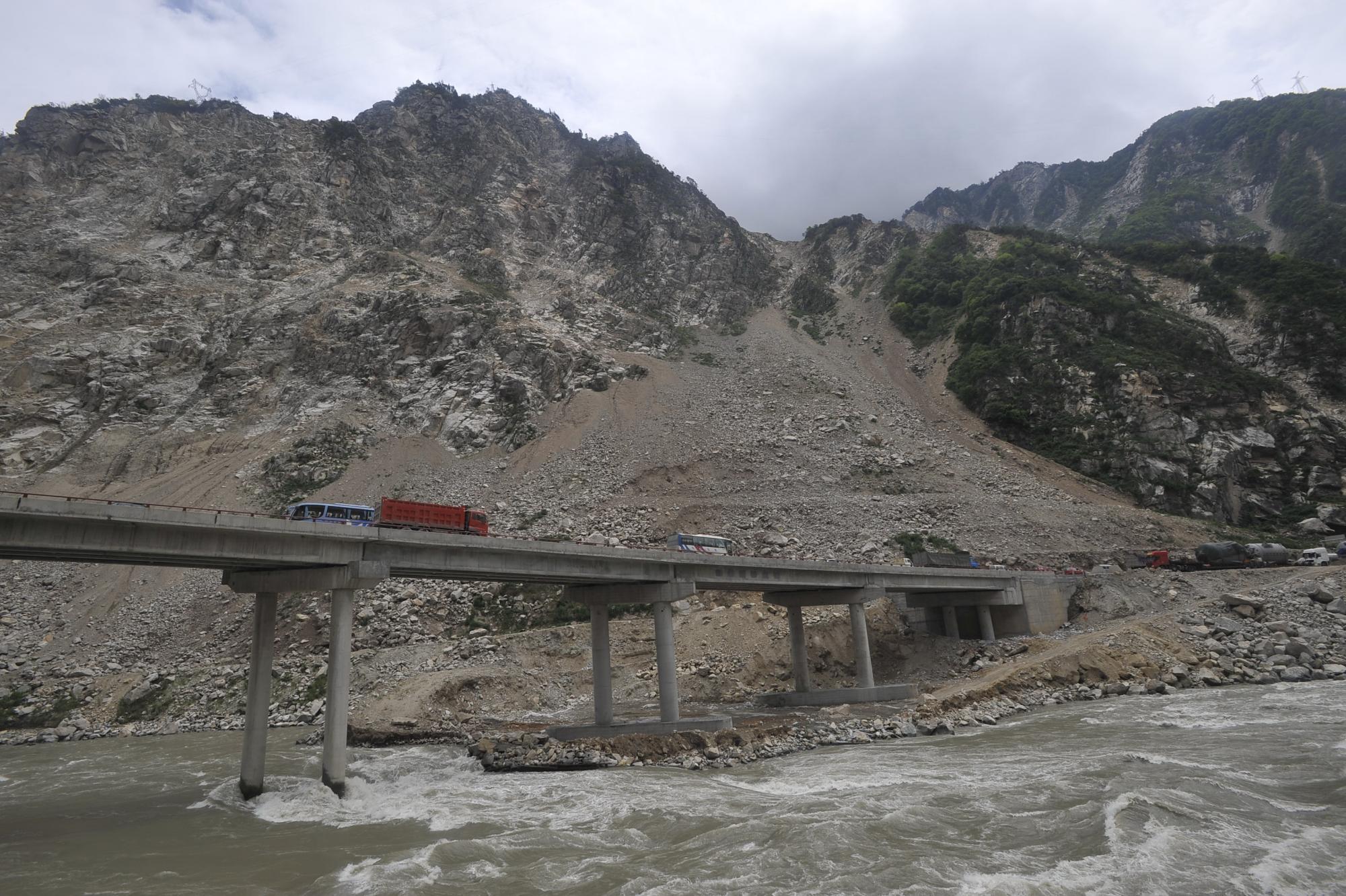 飛石砸毀汶川徹底關大橋已造成6人死亡12人受傷
