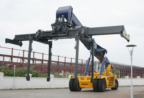 三一世界最大正面吊銷往美國 科技創(chuàng)新?lián)屨际袌鼋痂€匙