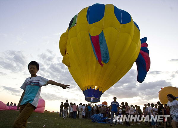 首屆中國•包頭秦長城熱氣球節開幕[組圖]