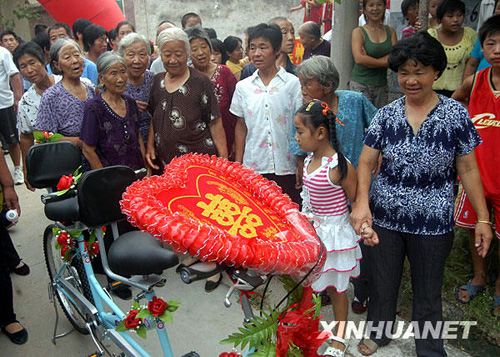 99輛自行車(chē)組隊(duì)迎新娘[組圖]