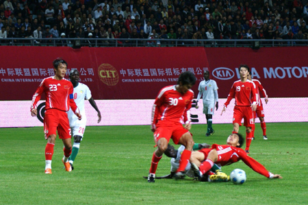 沒輸就算贏了！國足0-0撼平塞內(nèi)加爾(組圖)