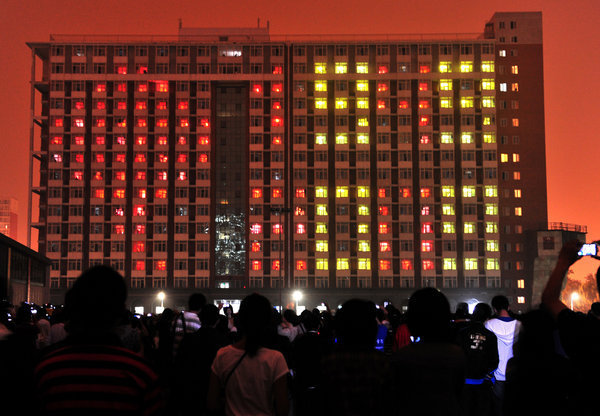 京高校宿舍亮燈拼出“祝福祖國生日快樂”