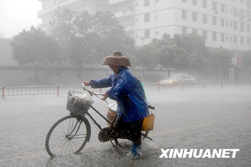 熱帶風(fēng)暴“芭瑪”12日9時(shí)50分在海南萬寧龍滾登陸[圖]