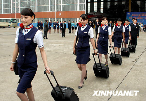 東航“世博志愿者號”彩繪飛機亮相[組圖]