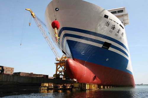 中國自行設計建造的最大豪華客滾船“渤海寶珠”下水