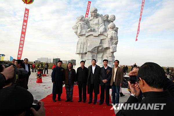 巨型“知青”石雕“落座”通遼市西遼河畔