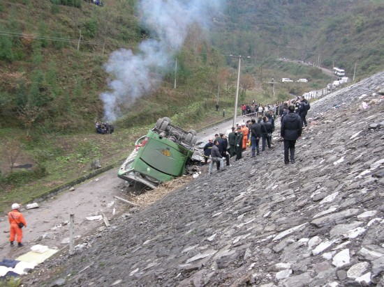 客車在貴州畢節翻車造成9死30傷(組圖)