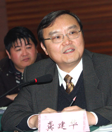 莫以宜春遠，江山多勝游