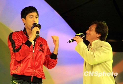 成龍、劉翔合唱為中國艾滋孤兒籌善款